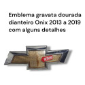 Emblema Gravata Dourada Dianteiro Onix 2013 A 2019 Original